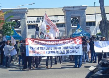 Puluhan Massa Aliansi Rakyat Merdeka Demo Tuntut DPRD Sidoarjo Gunakan Hak Interpelasi Pelaksanaan APBD 2024
