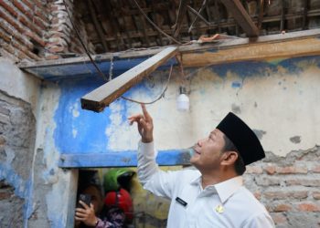 Bupati Subandi Langsung Renovasi Rumah Tidak Layak Huni di Bluru Kidul dan Magersari