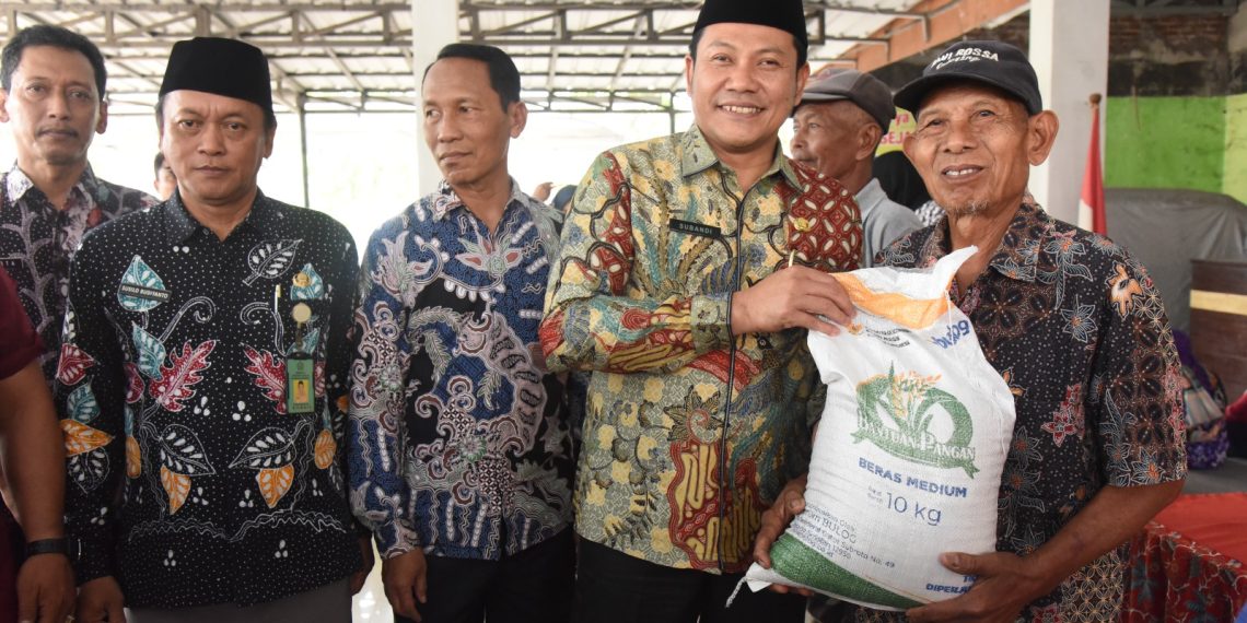 Bupati Subandi Cek Penyaluran Beras Medium dan Pastikan Warga Terdaftar BPJS Kesehatan
