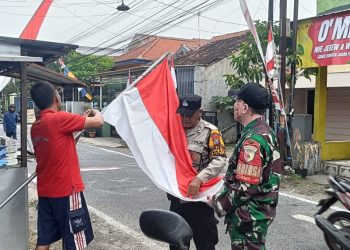 Polisi Sidoarjo Bagikan Bendera Merah Putih Secara Serentak