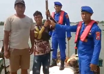 Satuan Polairud Polresta Sidoarjo Gelar Patroli Keamanan dan Bagikan Bendera Merah Putih di Dermaga Tlocor