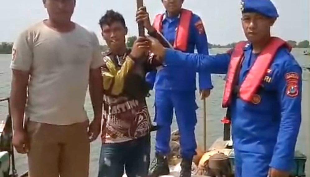Satuan Polairud Polresta Sidoarjo Gelar Patroli Keamanan dan Bagikan Bendera Merah Putih di Dermaga Tlocor