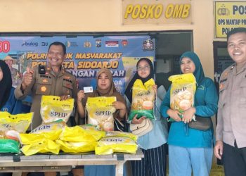 Warga Antusias Serbu Bazar Beras Murah Polsek Balongbendo
