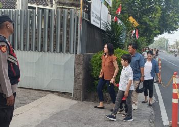 Polsek Krian Pengamanan Ibadah Rutin Mingguan  di Gereja  Santa Monica