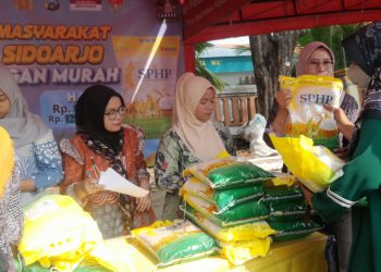 Beras Murah SPHP Diserbu Warga Krian