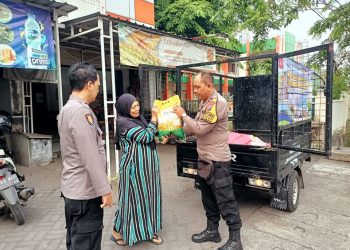 Bhabinkamtibmas Polsek Buduran Distribusikan Beras Murah Gunakan Motor Roda Tiga