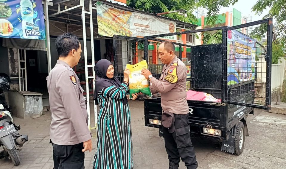Bhabinkamtibmas Polsek Buduran Distribusikan Beras Murah Gunakan Motor Roda Tiga
