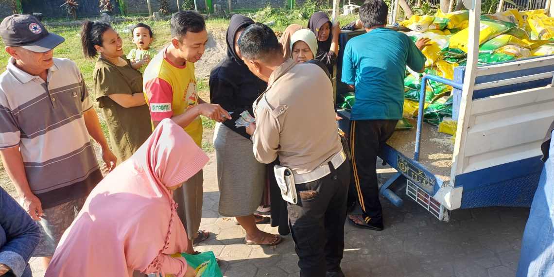 Polsek Krian Gelar Bazar Murah dan Distribusi ke Warga