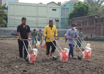 Dukung Ketahanan Pangan, Polresta Sidoarjo Bersama Santri Bumi Sholawat Tanam Jagung