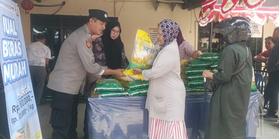 Warga Antusias Serbu Bazar Beras Murah Polsek Krian