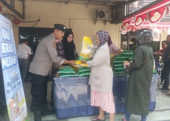 Warga Antusias Serbu Bazar Beras Murah Polsek Krian