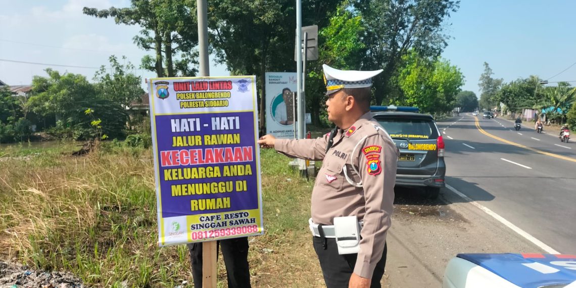 Unit Lantas Polsek Balongbendo Pasang Himbauan di Jalur Rawan Laka