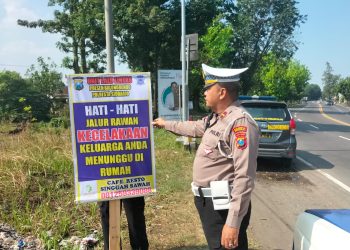 Unit Lantas Polsek Balongbendo Pasang Himbauan di Jalur Rawan Laka