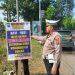 Unit Lantas Polsek Balongbendo Pasang Himbauan di Jalur Rawan Laka