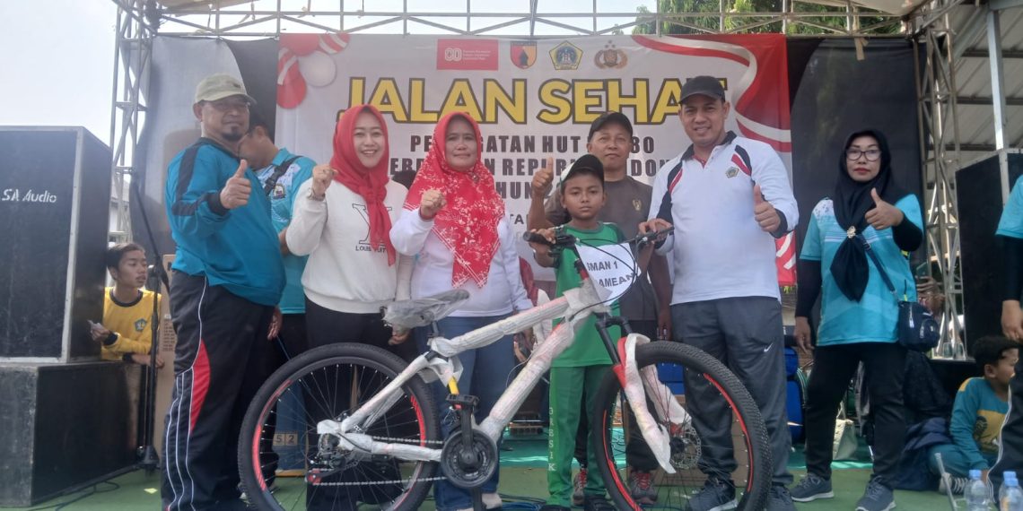 BRI Unit  Kedamean Bersama Instansi Kecamatan Kedamean Gelar Jalan Sehat