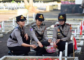 Menjelang Hari Jadi Ke-77, Polwan Polresta Sidoarjo Gelar Ziarah ke Makam Pahlawan