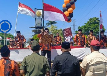 Upacara HUT RI Ke-80, Pemuda Pancasila Sidoarjo Baca Teks Proklamasi Kemerdekaan di Jalan Raya