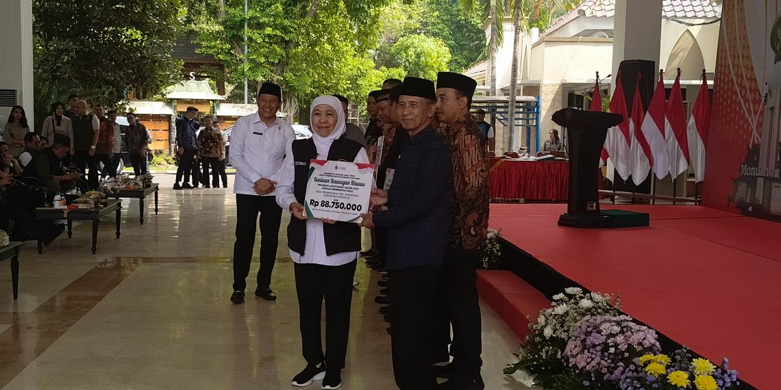 Gubernur Khofifah Serahkan Bansos Pemprov Jatim Rp 4,9 M ke Masyarakat Sidoarjo