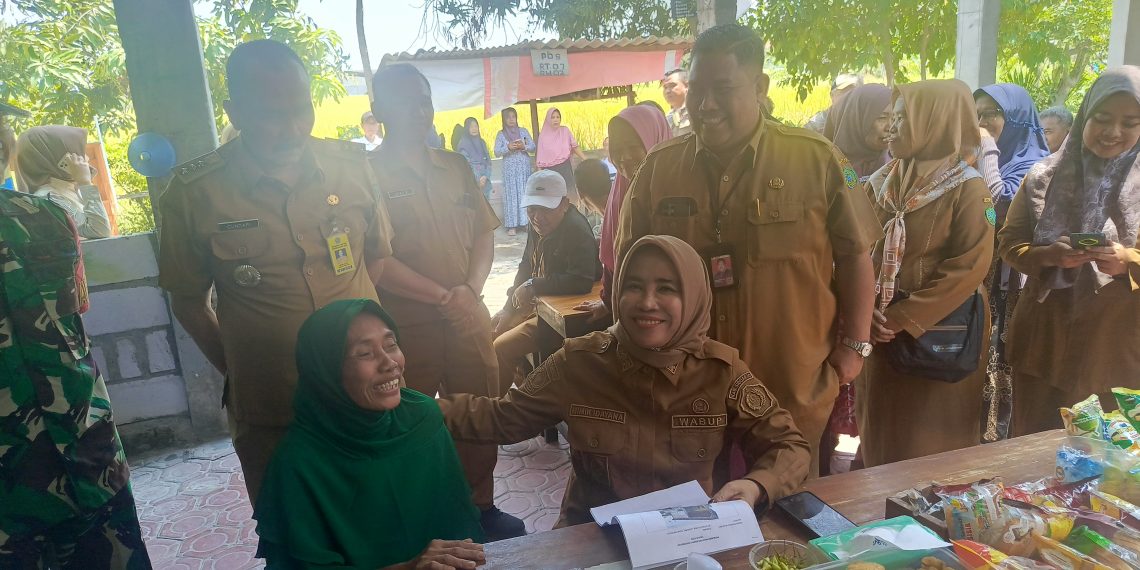 Sidak Bedah Warung Rakyat, Wabup Mimik Idayana juga Borong Dagangan Warung