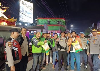 Polsek Krian Gelar Patroli Malam dan Berbagi Beras untuk Ojol