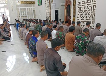 Kebersamaan di Tengah Aksi Penyampaian Pendapat di Mapolresta Sidoarjo