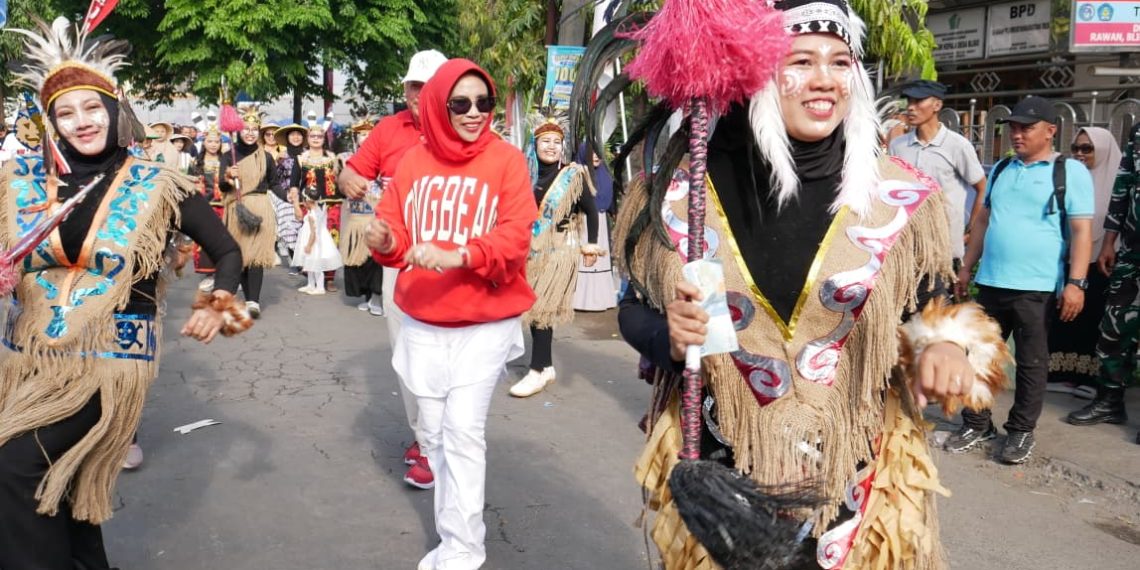 Wabup Mimik Idayana Dukung Kreativitas Karnaval Warga Bligo, Grogol dan Sidokerto dalam Menjaga Warisan Budaya Lokal