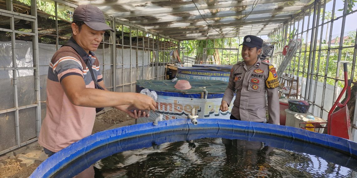 Bhabinkamtibmas Desa Kebonagung Cek Perkembangan Budidaya Ikan Lele Warga di Lahan Kosong