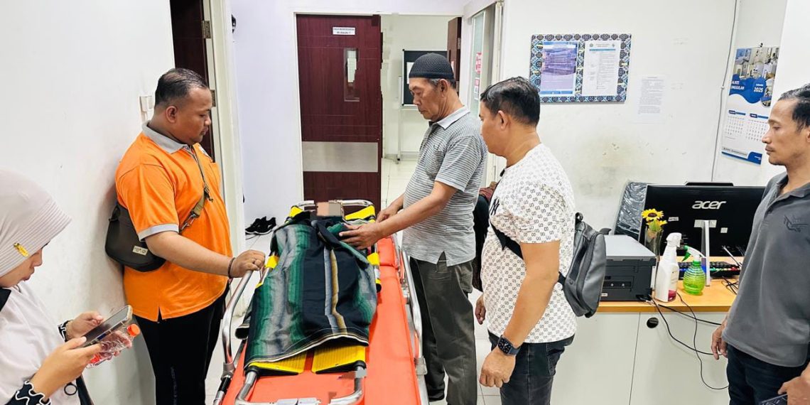 Polsek Krian Bersama Warga Evakuasi Anak Tenggelam di Sungai Tambak Kemerakan