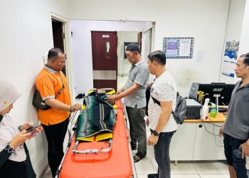 Polsek Krian Bersama Warga Evakuasi Anak Tenggelam di Sungai Tambak Kemerakan