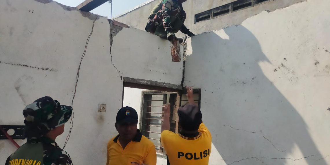Sinergitas TNI-Polri, Turun Bareng Renovasi Rumah Warga di Sedenganmijen Krian