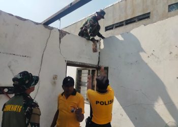 Sinergitas TNI-Polri, Turun Bareng Renovasi Rumah Warga di Sedenganmijen Krian