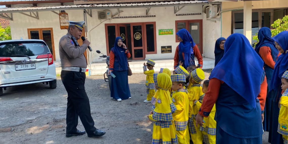 Siswa KB-RA Al Ikhlas Belajar Tertib Lalin di Polsek Balongbendo