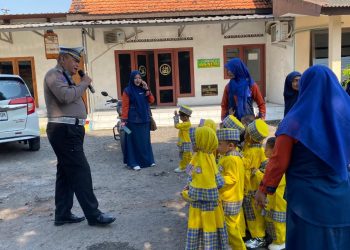Siswa KB-RA Al Ikhlas Belajar Tertib Lalin di Polsek Balongbendo