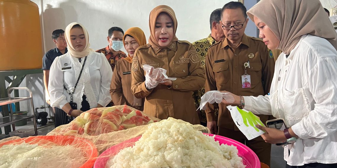 Wabup Mimik Sidak Dapur MBG di Dua Lokasi, Apresiasi Kehigienisan Dapur dan Bahan Makanan