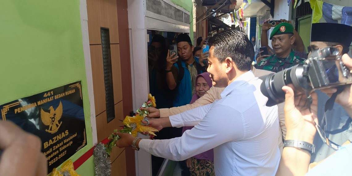 Bupati Sidoarjo H Subandi Serahkan Rehab Dua RTLH di Sidokumpul