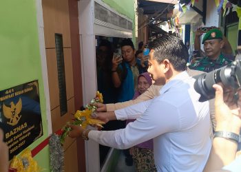 Bupati Sidoarjo H Subandi Serahkan Rehab Dua RTLH di Sidokumpul