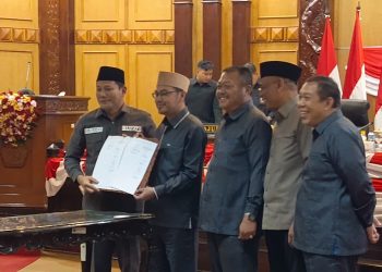 Bupati﻿ Subandi﻿﻿ dan DPRD Sidoarjo﻿ Sepakat Sahkan Perda P-APBD 2025