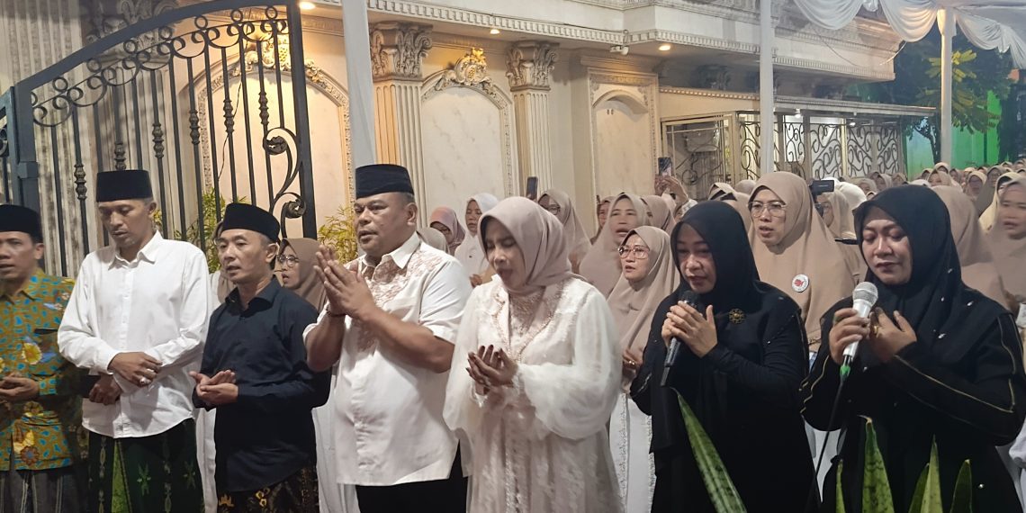 Ribuan Jamaah Padati Kediaman Pasutri H Rahmat Muhajirin dan Wabup Hj Mimik Idayana untuk Bersholawat Nabi Muhammad SAW