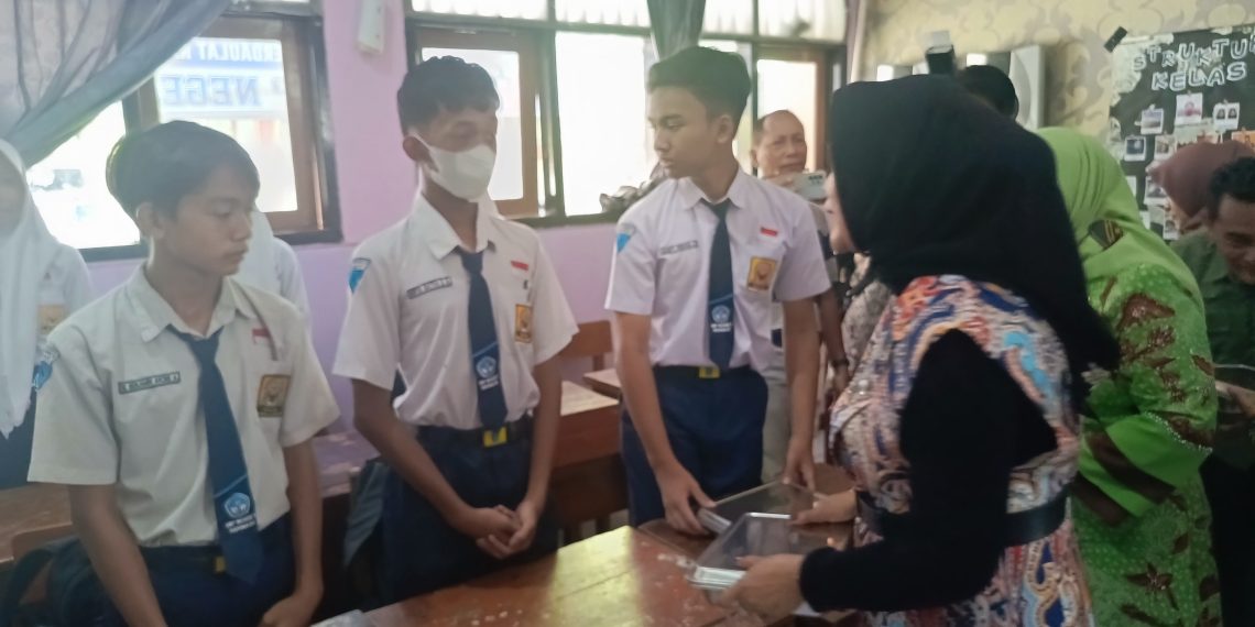 Cek Kualitas Makanan, Wabup﻿ Mimik Tinjau MBG SMPN﻿ 1 dan 2 Sidoarjo﻿