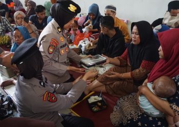 Polwan Polresta Sidoarjo Beri Pelayanan Keluarga Korban di Ponpes Al Khoziny