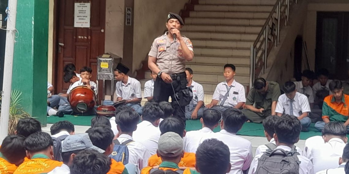 Polsek Tulangan Beri Pembinaan Pelajar SMK Persatuan 2, Wujudkan Generasi Disiplin dan Tangguh