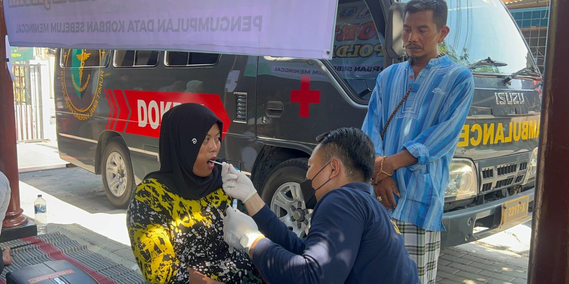 Dokkes Polda Jatim Lakukan Pengumpulan DNA Keluarga Korban Reruntuhan Bangunan Ponpes Al Khoziny