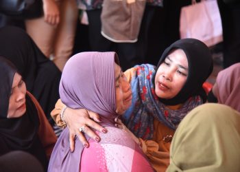 Wabup Sekaligus Ketua DPC Partai Gerindra Sidoarjo Mimik﻿ Idayana﻿ Serahkan Bantuan Kemanusiaan Keluarga Santri Ponpes Al Khoziny
