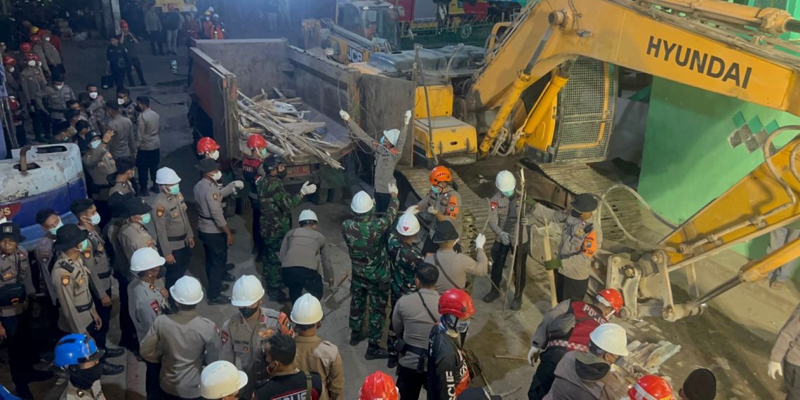 Personel TNI-Polri Berjibaku Bersihkan Puing Reruntuhan Bangunan Ponpes