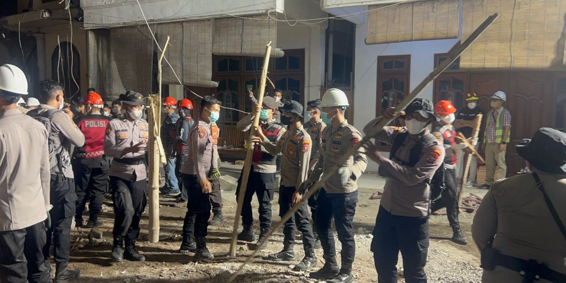 Ratusan Personel Polresta Sidoarjo Berjibaku Bersihkan Puing Bangunan Ponpes Al Khoziny