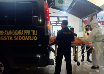 Ambulan Poliklinik Polresta Sidoarjo Turut Bawa Korban Meninggal Dunia dari Ponpes Al Khoziny