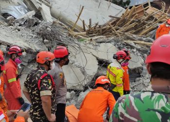 Kapolresta Sidoarjo Turun Langsung Cek Evakuasi Korban Musibah Ponpes Al Khoziny