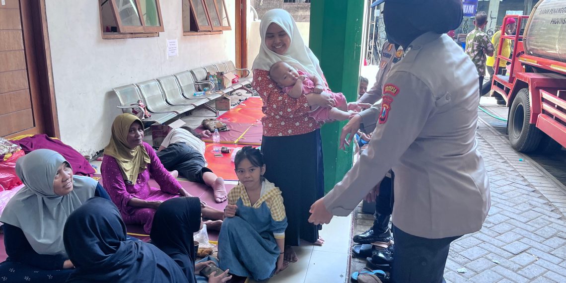 Kanit PPA Satreskrim Polresta Sidoarjo Dampingi Keluarga Santri Korban Musibah Ponpes Al Khoziny