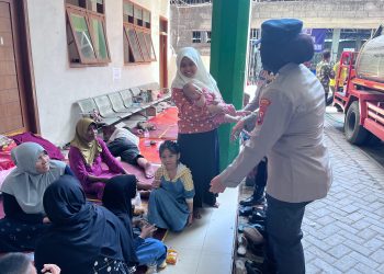 Kanit PPA Satreskrim Polresta Sidoarjo Dampingi Keluarga Santri Korban Musibah Ponpes Al Khoziny