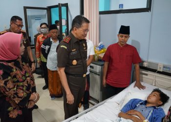 Wabup Mimik﻿﻿ Idayana dan Kajati Jatim Beri Dukungan Moril Korban Musibah Ponpes Al Khoziny di RSUD RT Notopuro